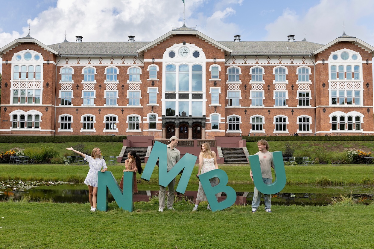 Fotografert august 2024.Studentambassadører fotografert en augustdag på campus Ås, foran Urbygningen. Bildene er til bruk i rekruttering, og alle personene på bildene har gitt tillatelse til bruk.